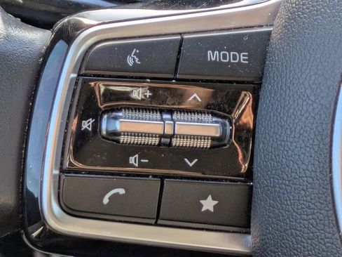 Used 2022 Kia Carnival EX image 31