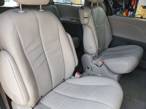 Used 2012 Toyota Sienna XLE image 37