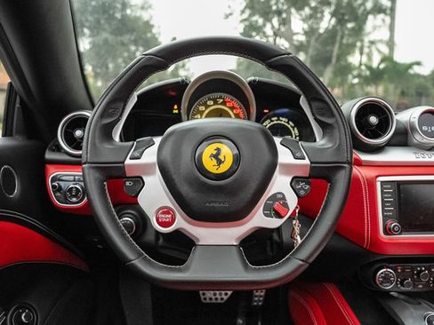 Used 2016 Ferrari California T image 33
