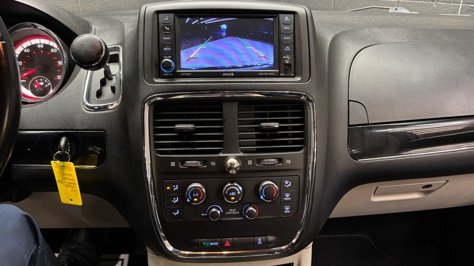 Used 2018 Dodge Grand Caravan SXT FWD image 9