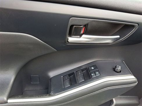 Used 2022 Toyota Highlander XLE image 23