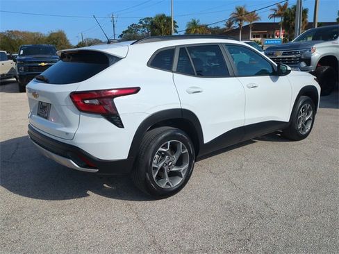 Certified 2024 Chevrolet Trax LT w/ Sunroof Package image 5