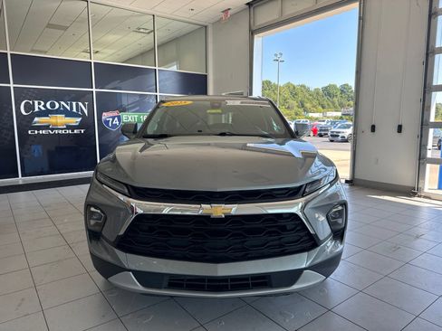Used 2025 Chevrolet Blazer LT FWD image 2
