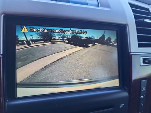 Used 2010 Cadillac Escalade Luxury image 20