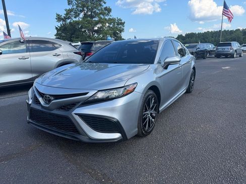 Used 2023 Toyota Camry SE w/ Convenience Package FWD image 2