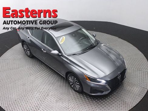 Used 2023 Nissan Altima 2.5 SV w/ SV Premium Package AWD/4WD image 3