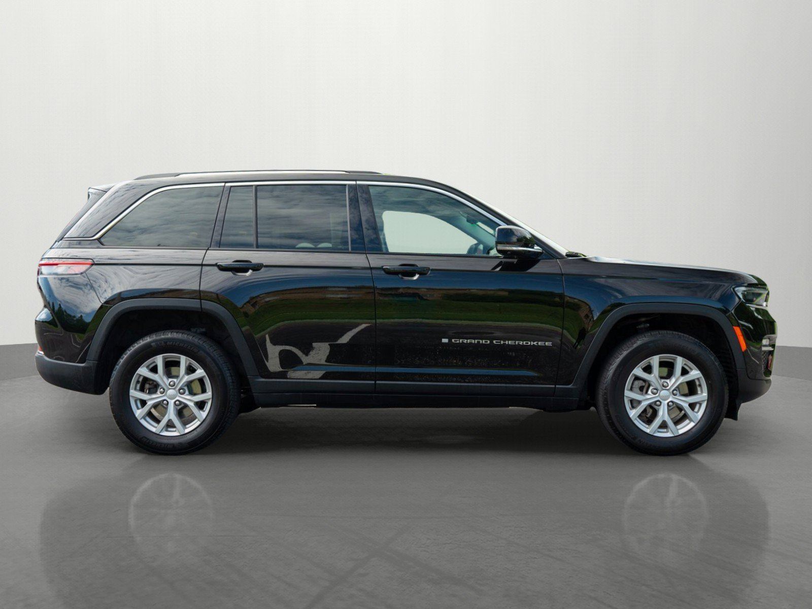 Used 2023 Jeep Grand Cherokee Limited w/ Luxury Tech Group II AWD/4WD image 8