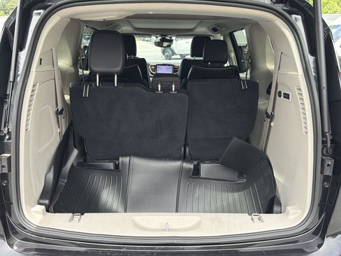 Used 2022 Chrysler Pacifica Limited FWD image 28
