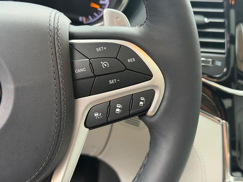 Used 2020 Jeep Grand Cherokee Summit AWD/4WD image 18