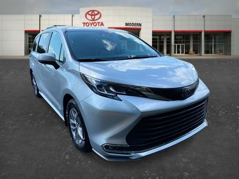 Certified 2021 Toyota Sienna XLE FWD image 3