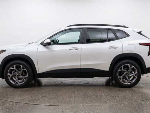 Used 2025 Chevrolet Trax LT FWD image 5