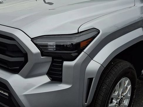 Used 2025 Toyota Tacoma SR5 AWD/4WD image 9