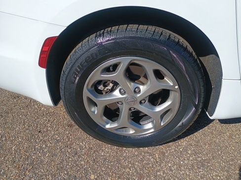 Used 2024 Chrysler Pacifica Limited AWD/4WD image 11