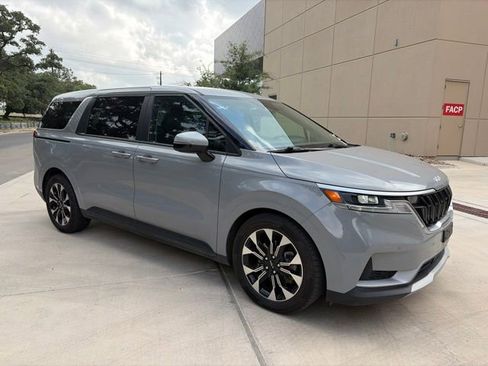Used 2022 Kia Carnival EX FWD image 5