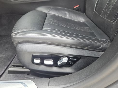 Used 2019 BMW 750i w/ Executive Package RWD image 25
