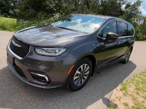 Used 2023 Chrysler Pacifica Touring-L image 27