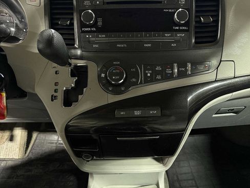 Used 2014 Toyota Sienna LE image 21