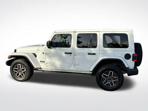 Used 2025 Jeep Wrangler Unlimited Sahara AWD/4WD image 12