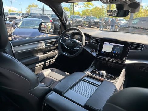 Certified 2025 Jeep Wagoneer L Series III w/ Premium Group I AWD/4WD image 13