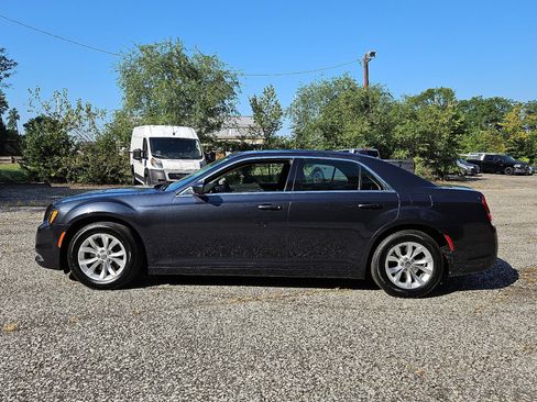 Used 2018 Chrysler 300 Touring image 2