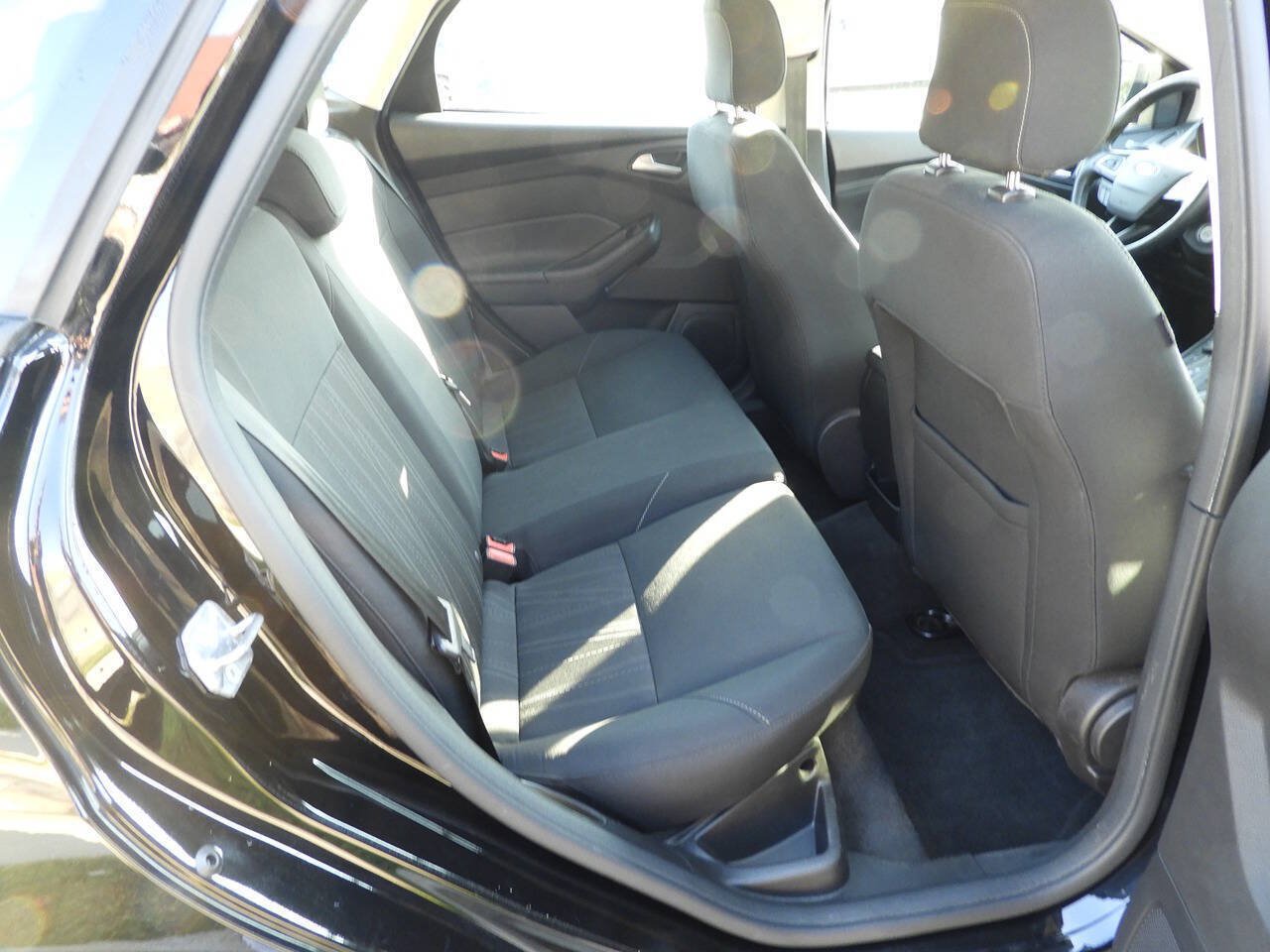 Used 2018 Ford Focus SE w/ Cold Weather Package FWD image 25