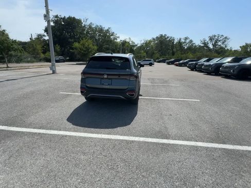 Certified 2025 Volkswagen Taos SE w/ Panoramic Sunroof Package FWD image 7