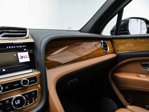 Used 2023 Bentley Bentayga Extended Wheelbase AWD/4WD image 71