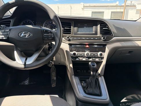 Used 2020 Hyundai Elantra SE FWD image 24