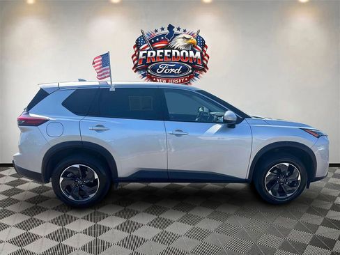 Used 2024 Nissan Rogue SV AWD/4WD image 3