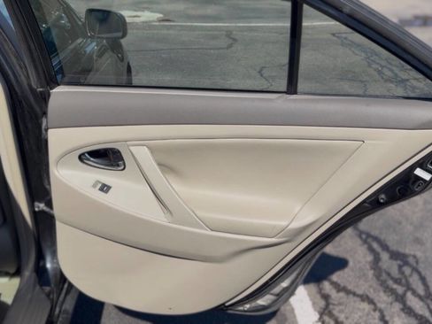 Used 2011 Toyota Camry LE image 16