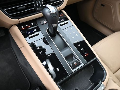 Certified 2025 Porsche Macan AWD/4WD image 22