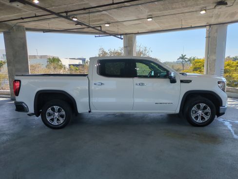Used 2024 GMC Sierra 1500 SLT image 4