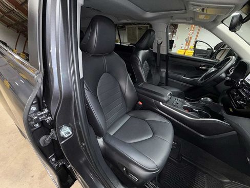 Used 2023 Toyota Highlander XLE AWD/4WD image 16