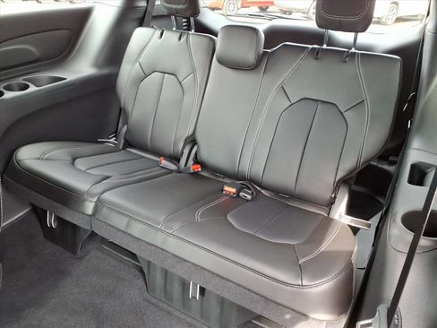 New 2026 Chrysler Pacifica Select image 13