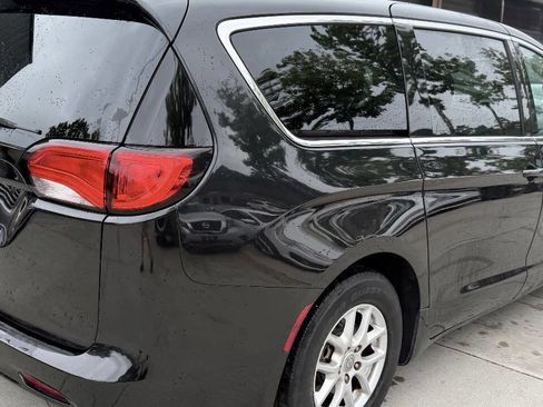 Used 2017 Chrysler Pacifica Touring FWD image 19
