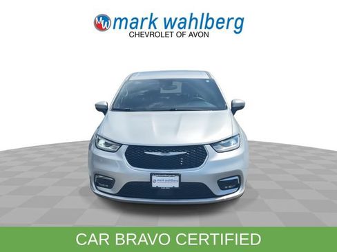 Used 2023 Chrysler Pacifica Touring FWD image 3