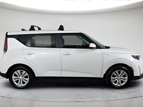Used 2023 Kia Soul LX FWD image 2