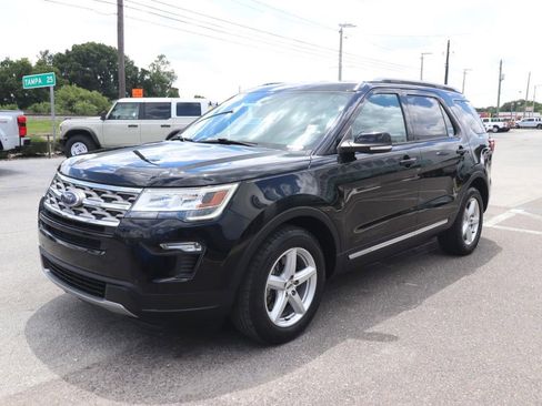Certified 2018 Ford Explorer XLT w/ Equipment Group 202A FWD image 3
