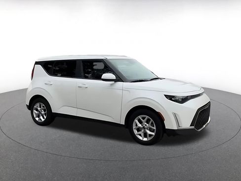 Used 2025 Kia Soul LX w/ LX Technology Package FWD image 2