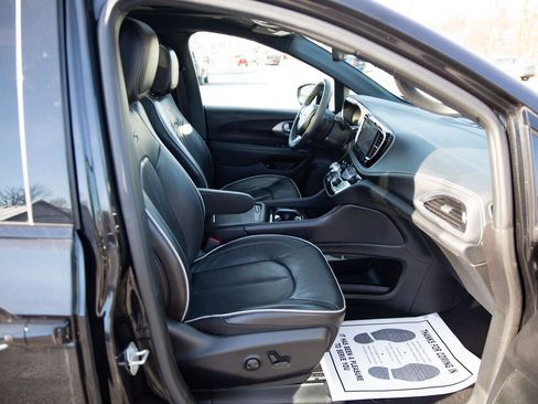 Used 2023 Chrysler Pacifica Limited w/ S Appearance Package image 25