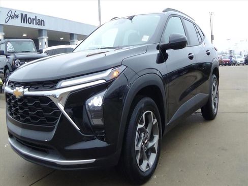 Used 2025 Chevrolet Trax LT image 2