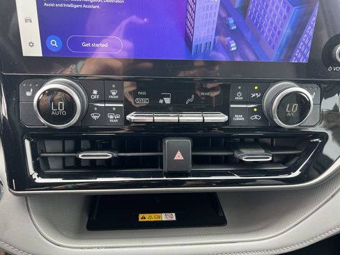 Used 2023 Toyota Highlander XLE AWD/4WD image 29