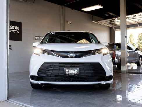 Used 2026 Toyota Sienna LE FWD image 3