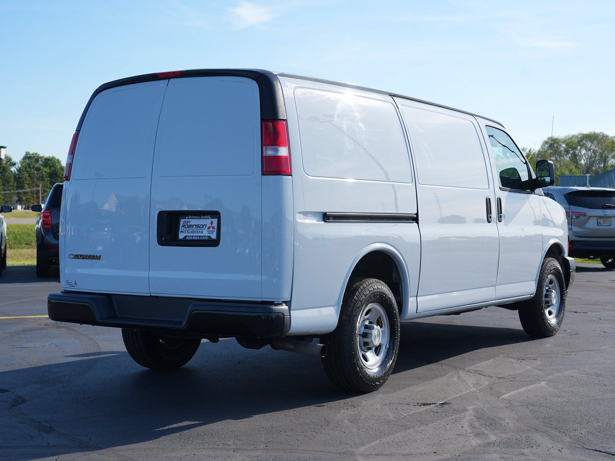 Used 2020 Chevrolet Express 3500 w/ Driver Convenience Package RWD image 3