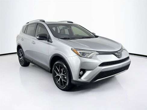 Used 2018 Toyota RAV4 SE image 4