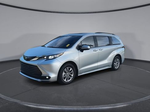 Used 2025 Toyota Sienna XLE FWD image 4