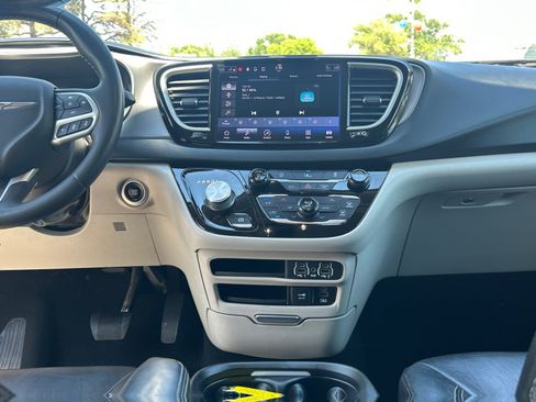 Used 2022 Chrysler Pacifica Touring-L FWD image 20