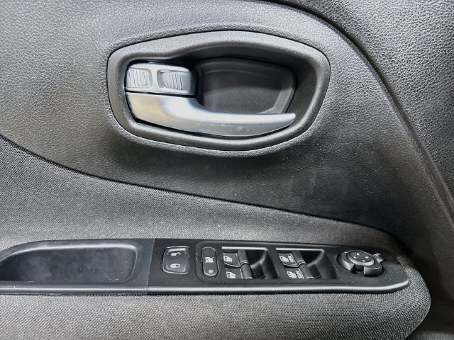 Used 2018 Jeep Renegade Latitude w/ Cold Weather Group FWD image 17