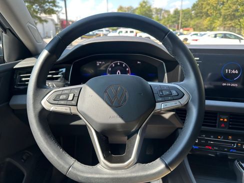 Used 2025 Volkswagen Jetta SE image 28