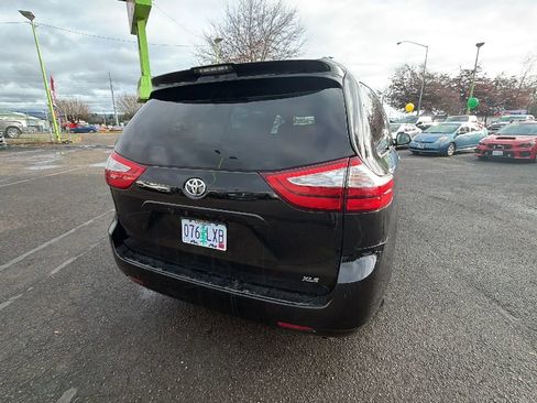Used 2018 Toyota Sienna XLE image 4